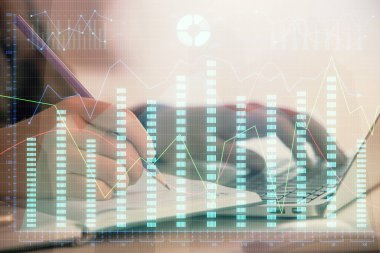 İş kadını ellerinin bilgisayar ve ön x çizelge hologramı çizimlerinde çifte pozlama. Mali analiz kavramı.