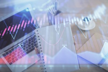 İş kadını ellerinin bilgisayar ve ön x çizelge hologramı çizimlerinde çifte pozlama. Mali analiz kavramı.