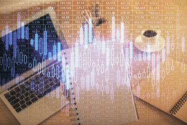 İş kadını ellerinin bilgisayar ve ön x çizelge hologramı çizimlerinde çifte pozlama. Mali analiz kavramı.