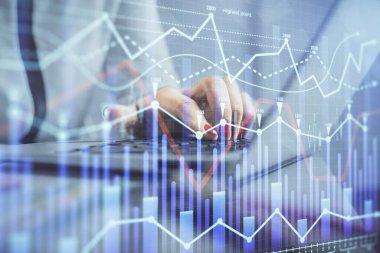 İşkadını ellerinin bilgisayar ve finansal grafik hologramı çizimlerinde çifte pozlama. Borsa analizi kavramı.