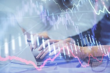 Bilgisayarda ve finansal grafik hologramında yazı yazan kadın ellerine çoklu maruz kalma. Borsa analizi kavramı.