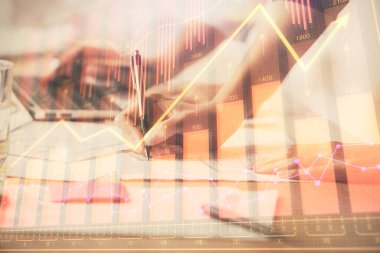 Bilgisayarda ve finansal grafik hologramında yazı yazan kadın ellerine çok maruz kalmış. Borsa analizi kavramı.