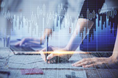 Bilgisayarda ve finansal grafik hologramında yazı yazan kadın ellerine çok maruz kalmış. Borsa analizi kavramı.
