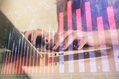 Bilgisayarda ve ön x grafik hologram çiziminde kadın eli yazarken çift pozlama. Borsa yatırım kavramı.