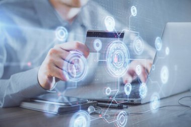 Elinde kredi kartı ve veri teması çizimi olan bir adamın ellerine iki kez maruz kalmış. E-ticaret ve teknoloji kavramı.