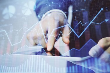 Bir adamın el ele tutuşması ve telefon ve finansal çizim kullanması. Pazar analizi kavramı.