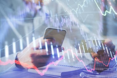 Bir adamın elini tutarken ve bir telefon ve mali grafik çizimi kullanırken çift pozlama. Analiz kavramı.