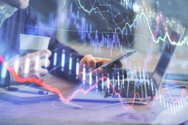 Bir adamın elini tutarken ve bir telefon ve mali grafik çizimi kullanırken çift pozlama. Analiz kavramı.