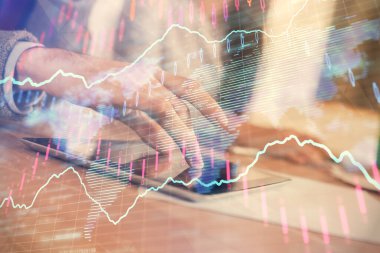 Önx grafik çizimine çifte maruz kalma ve kadın ve erkeğin birlikte çalışarak mobil bir cihaz kullanması. Ticaret konsepti.