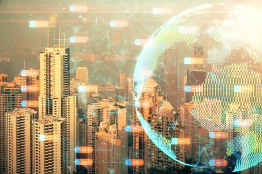 Şehir görünümünde harita ve veri temalı hologram ile gökdelenler arka planda çift pozlama. İş kavramında uluslararası teknoloji.