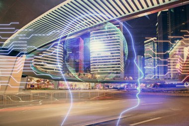 Şehrin arka planına beyin hologramı çizimi. Çifte maruz kalma. Beyin fırtınası konsepti.