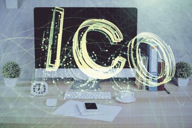 Engelleme zinciri ve kripto ekonomi temalı hologram ve bilgisayar geçmişi olan bir masa. Bitcoin kripto para kavramı.