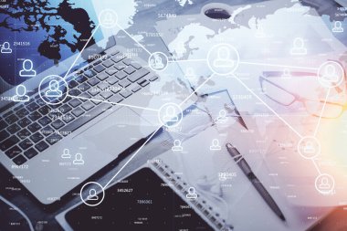 Sosyal ağ hologramıyla birlikte bilgisayar masaüstünde. Çifte maruziyet. Uluslararası insan ilişkileri kavramı.