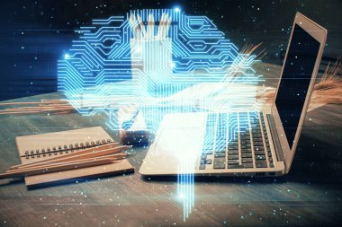 Bilgisayar ve beyin hologram çizerken masaüstüne çifte maruz kalma. Yapay zeka kavramı.