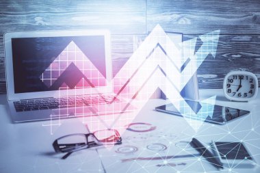 Bilgisayar masaüstünde, okların hologramını gösteriyor. Çifte maruziyet. Başarı kavramı.