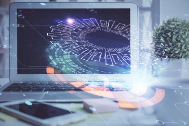 Masaüstü bilgisayar ve teknoloji temalı holograma çoklu maruz kalma. Yazılım geliştirme kavramı.