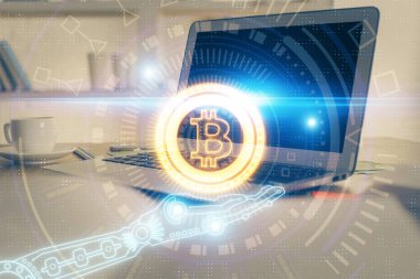 Blockchain temalı holograma ve bilgisayar arkaplanlı masaya çoklu maruz kalma. Bitcoin şifreleme para birimi kavramı.