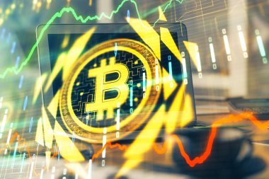 Blockchain temalı holograma ve bilgisayar arkaplanlı masaya çoklu maruz kalma. Bitcoin şifreleme para birimi kavramı.