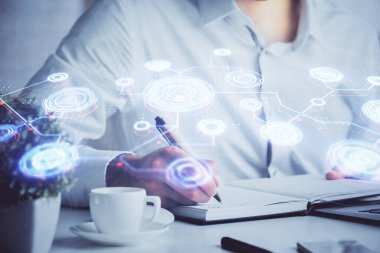 Adamın elleri arka planda notlarla çalışıyor. Sosyal ağ şeması. Karışık medya. Küresel. Çoklu pozlama.