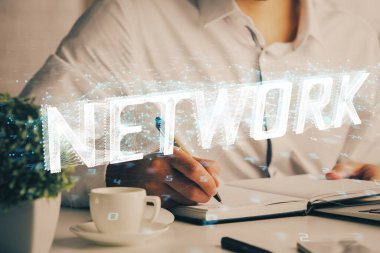 Veri temalı çoklu pozlama arkaplan çizimleri olan insan elleri. Yenilik kavramı.