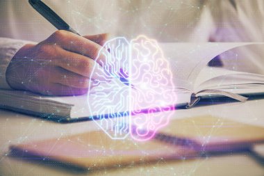 Arka planda beyin hologramıyla kadının yazma elinin çifte pozu. Beyin fırtınası kavramı.