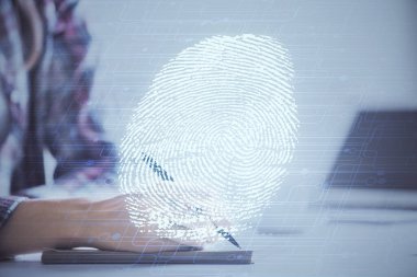 Mavi parmak izi hologramı, arka plan notları alan kadınların ellerinde. Korunma kavramı. Çift pozlama