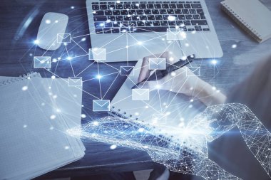E- posta ile soyut zarf çizimi, ellerin üzerinden not alarak. Elektronik posta kavramı. Çift pozlama