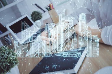 Not defterine el yazısının üzerini çiziyor. Ezik ev kavramı. Çoklu pozlama