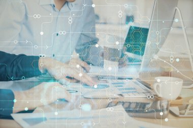 Bilgisayar geçmişi üzerinde çalışan bir adamla teknolojinin hologramına çifte maruz kalma. Büyük veri kavramı.