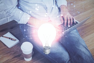 Arkaplanda bilgisayar üzerinde çalışan iş adamıyla birlikte büyüyen oklar. Başarı konsepti. Çift pozlama.