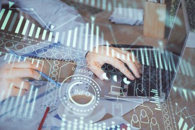 Teknoloji temalı hologramda arka planda çalışan bir adam var. Yüksek teknoloji konsepti. Çoklu pozlama.