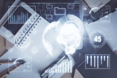 Finansal grafik hologramına telefonla çifte maruz kalma. Üst Manzara. Mobil ticaret platformu kavramı.