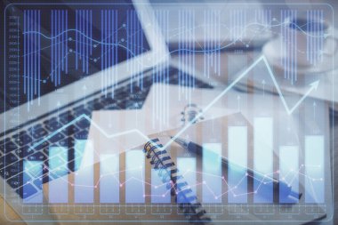 Finans şeması çizimine ve masaüstüne kahve ve masa arkasında eşyalar ile çifte pozlama. Önx piyasa ticareti kavramı