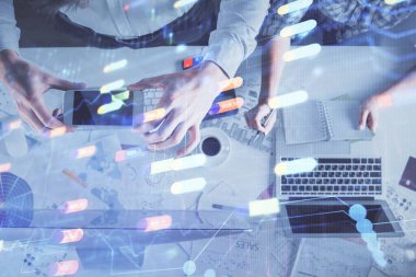 Kadın ve erkeğin birlikte çalışması ve veri temalı hologram çizimi. Bilgisayar arkaplanı. Üst Görünüm.