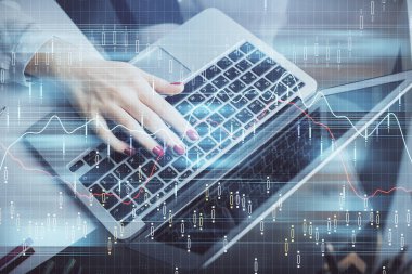 İşkadını ellerinin bilgisayar ve finansal grafik hologramı çizimlerinde çifte pozlama. Borsa analizi kavramı.