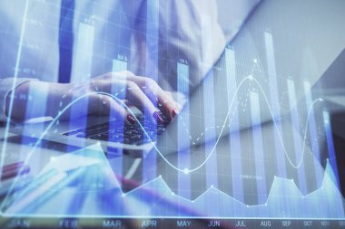 Bilgisayarda ve finansal grafik hologramında kadın eli yazarken çift pozlama. Borsa analizi kavramı.