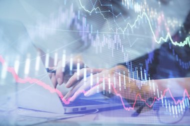 Bilgisayarda ve finansal grafik hologramında yazı yazan kadın ellerine çoklu maruz kalma. Borsa analizi kavramı.