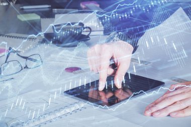 Bir adamın elini tutarken ve dijital bir cihaz ve ön grafik çizimi kullanırken çift pozlama. Finansal piyasa kavramı.