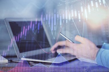 Bir adamın elini tutarken ve dijital bir cihaz ve ön grafik çizimi kullanırken çift pozlama. Finansal piyasa kavramı.