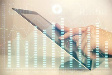 Dijital telefon ve forx grafik çizimi kullanarak adamın elini tutarken birden fazla pozlama. Finansal piyasa kavramı.