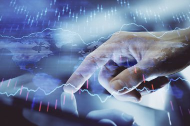 Dijital telefon ve forx grafik çizimi kullanarak adamın elini tutarken birden fazla pozlama. Finansal piyasa kavramı.