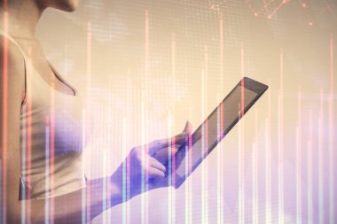Ön x çizelgesine çift pozlama, hologram çizimi ve cep telefonu kullanan bir kadın. Finansal piyasa kavramı.