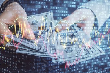 Finansal grafiğe çoklu pozlama hologram, Amerikan dolarları ve insan eli. Analiz kavramı.