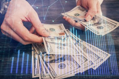 Finansal grafiğe çoklu pozlama hologram, Amerikan dolarları ve insan eli. Analiz kavramı.