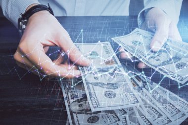 Finansal grafiğe çoklu pozlama hologram, Amerikan dolarları ve insan eli. Analiz kavramı.
