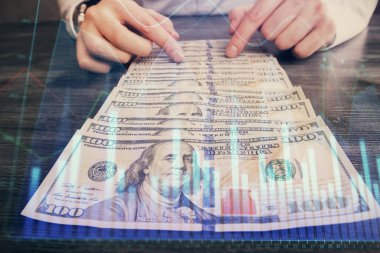Forx grafiği, hologram, Amerikan dolarları ve insan eli çizimleri. Teknik Analiz kavramı.