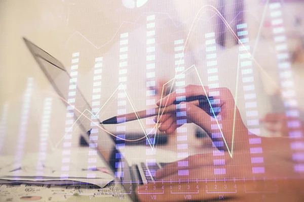 Számítógépen Pénzügyi Grafikonon Gépelő Női Kezek Többszörös Expozíciója Hologram Rajzokon — Stock Fotó