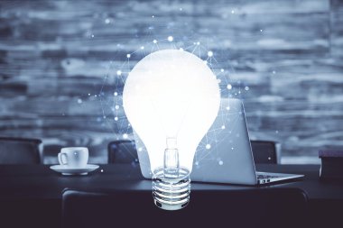 Bilgisayar ofisinde ampul simgesi hologramıyla birlikte. Çifte maruziyet. Fikir kavramı.