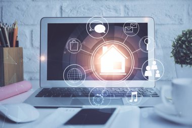 Ofisteki masaüstü bilgisayar geçmişi ve büyük kasaba binaları hologram çizimi. Çifte maruziyet. Akıllı şehir konsepti.