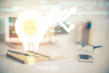 Bilgisayar ofisinde ampul simgesi hologramıyla birlikte. Çifte maruziyet. Fikir kavramı.